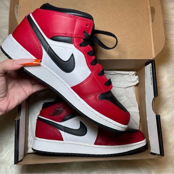 Jordan 1 Mid Chicago Black Toe - Picture 4 of 8